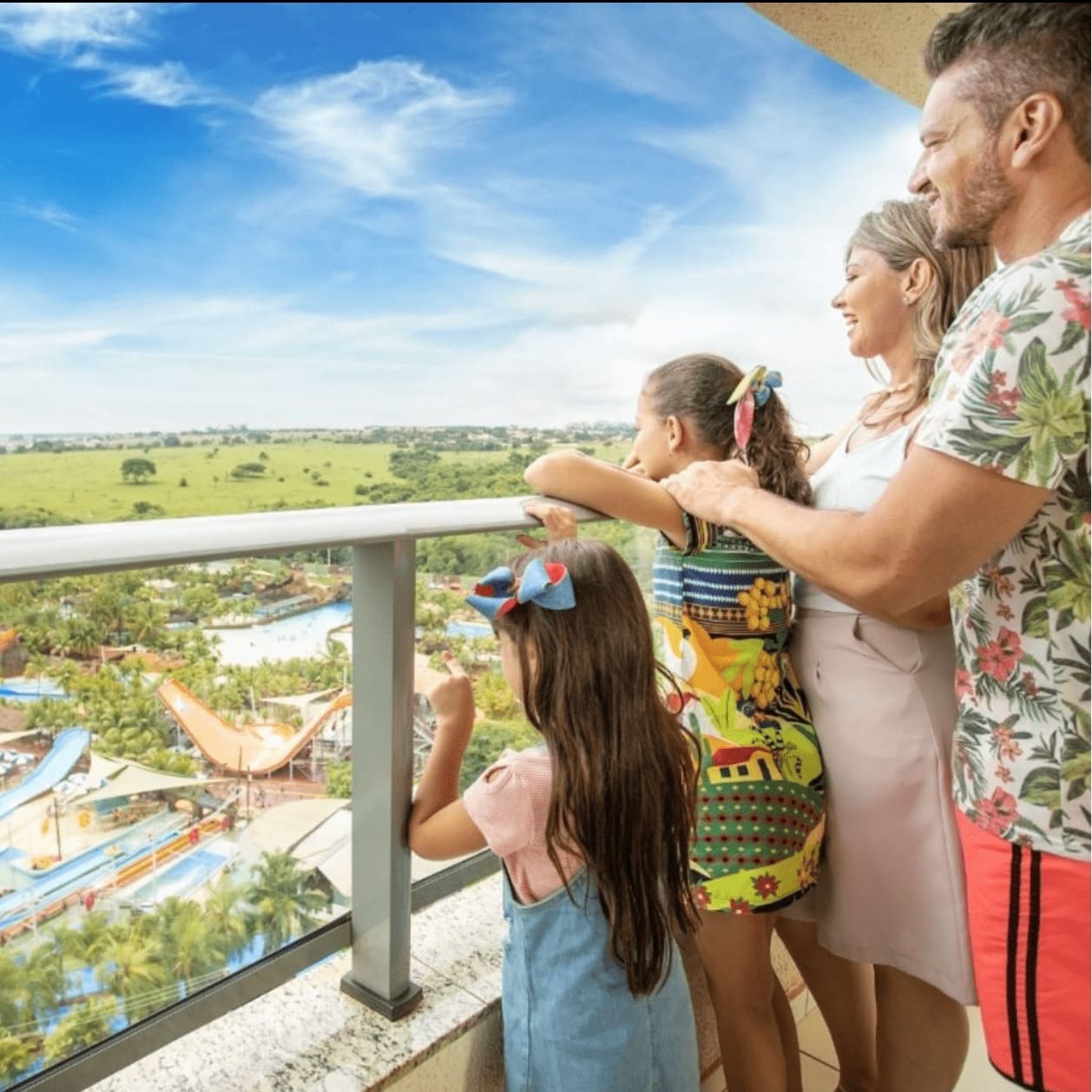 Família na varanda do quarto com vista para o parque no hotel Whyndham em Olímpia