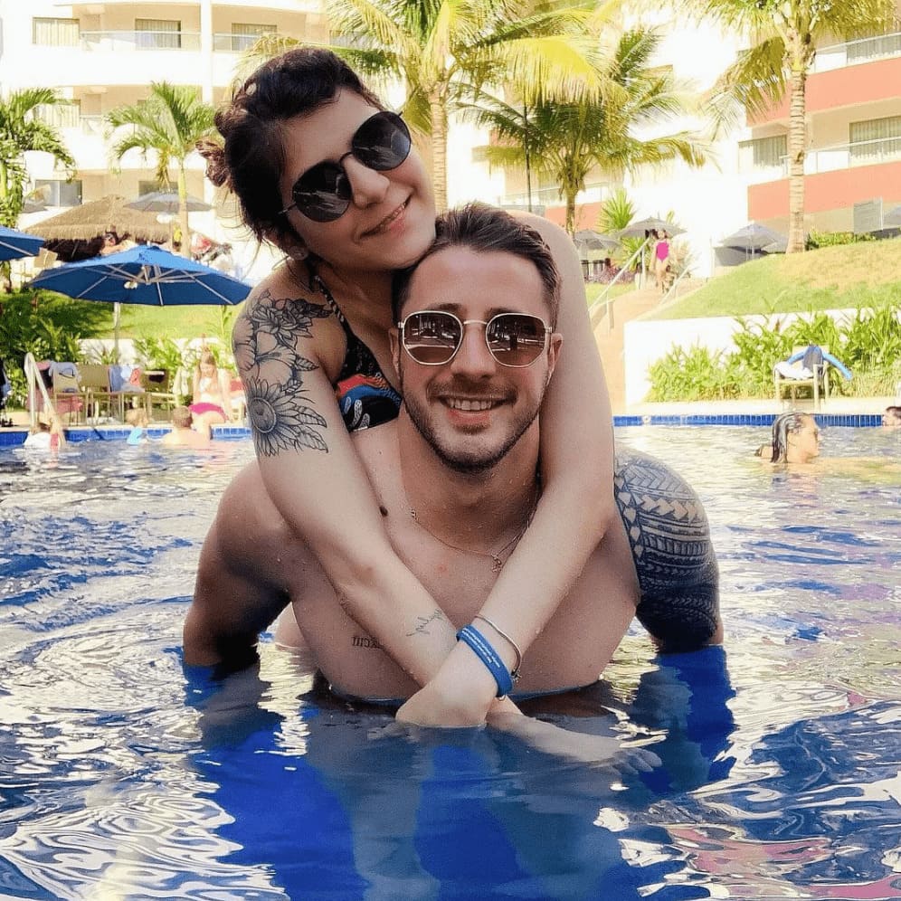 Casal feliz na piscina do hotel Whyndham em Olímpia