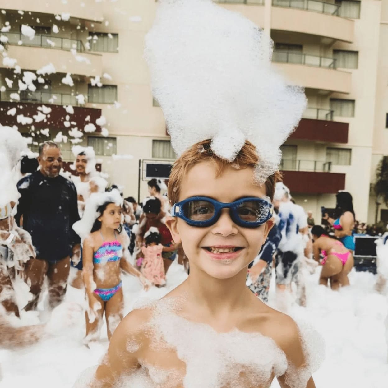 Criança se divertindo na recreação do hotel Whyndham em Olímpia