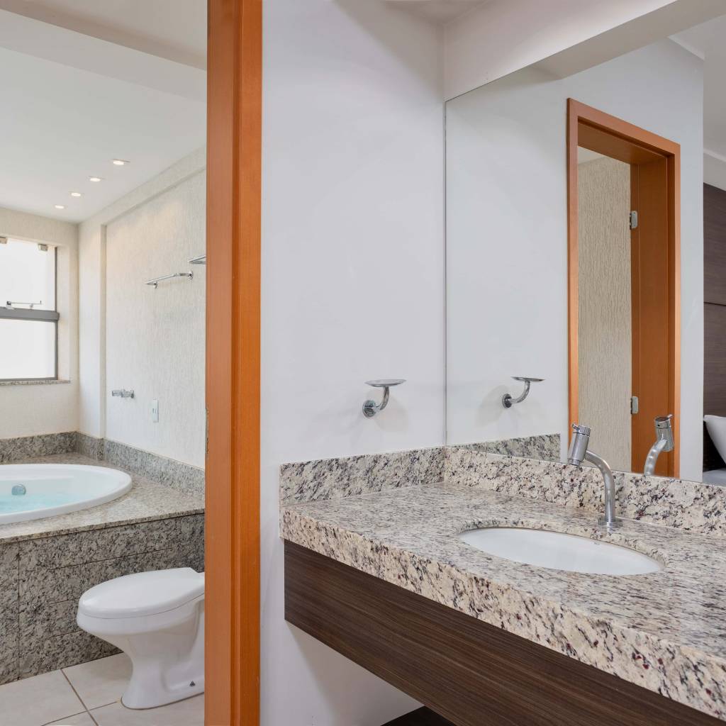 Lavabo e hidromassagem Suíte Master Thermas King Size.