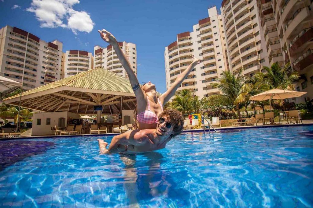 Casal na piscina do hotel