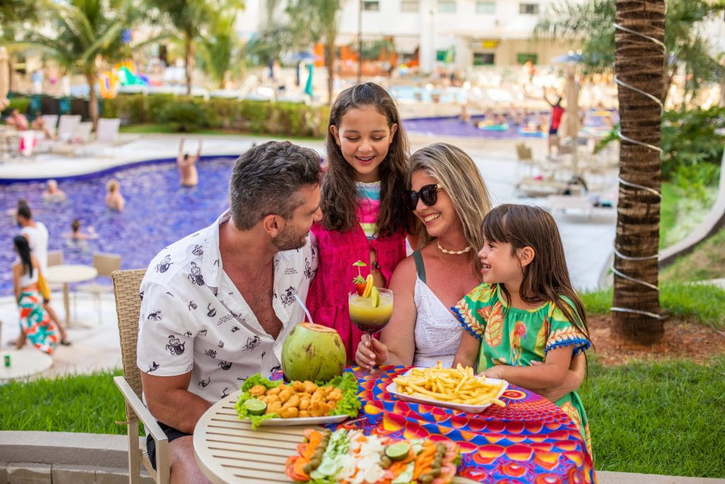 Família na piscina